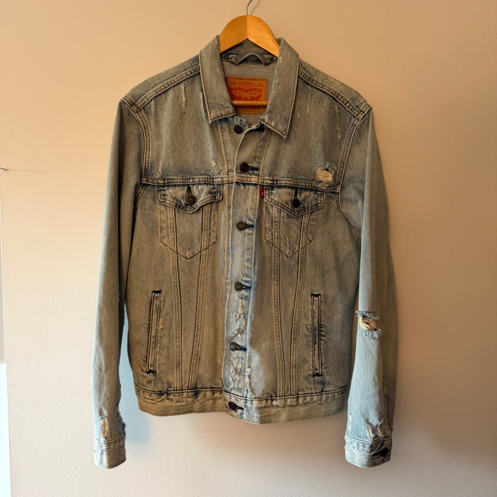 Levis Mens Light Wash Distressed Denim Trucker Jacket Size M Jean Distressing